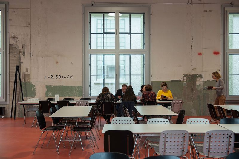 Kantonales Schulprovisorium und Schule für Gestaltung im Bernapark, Stettlen – Cafeteria – Aebi & Vincent Architekten SIA AG, Fotografie: Adrian Scheidegger